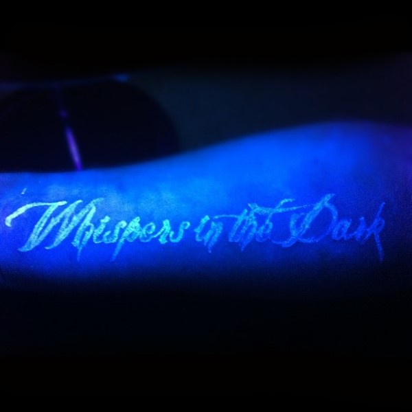Schön gemalte leuchtende Tinte Schriftzug Tattoo am Arm
