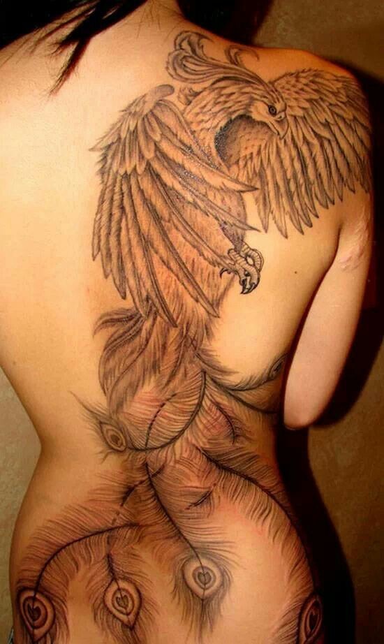 Tatuaje en la espalda, fénix con plumas caídas