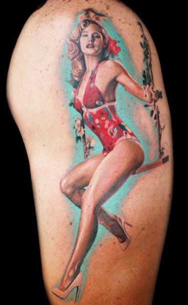 Tatuaje en el brazo,
chica atractiva en bañador