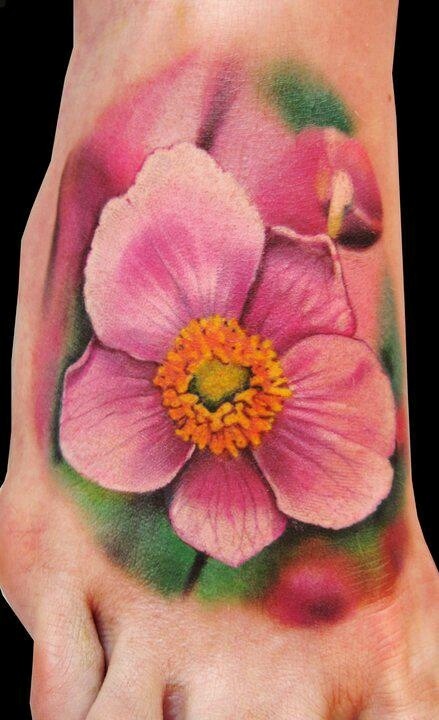 Tatuaje en el pie, flor delicada de color rosa
