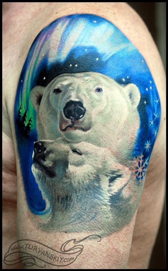 Tatuaje en el brazo, dos osos y aurora polar