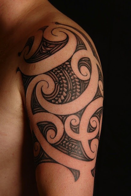 bellissimo polinesiano tatuaggio sulla spalla