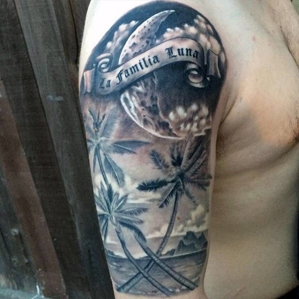 Tatuaje en el brazo, playa con palmeras y luna grande con inscripción, colores negro blanco
