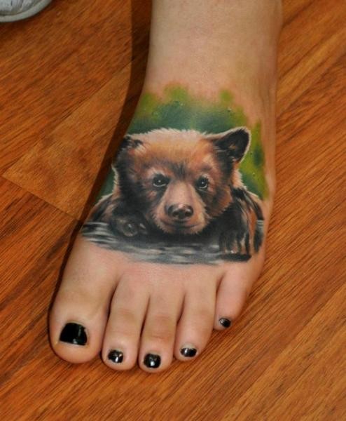 Tatuaje en el pie, cachorro de oso en el agua