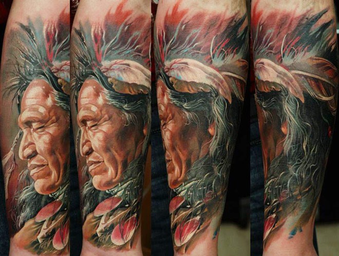 Tatuaje en el antebrazo, retrato de indio moreno viejo