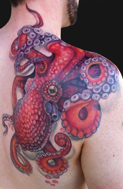 Tatuaggio colorato sulla spalla il polpo rosso