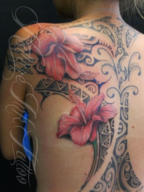 Beautiful red hibiscus flowers and black pattern tattoo on back