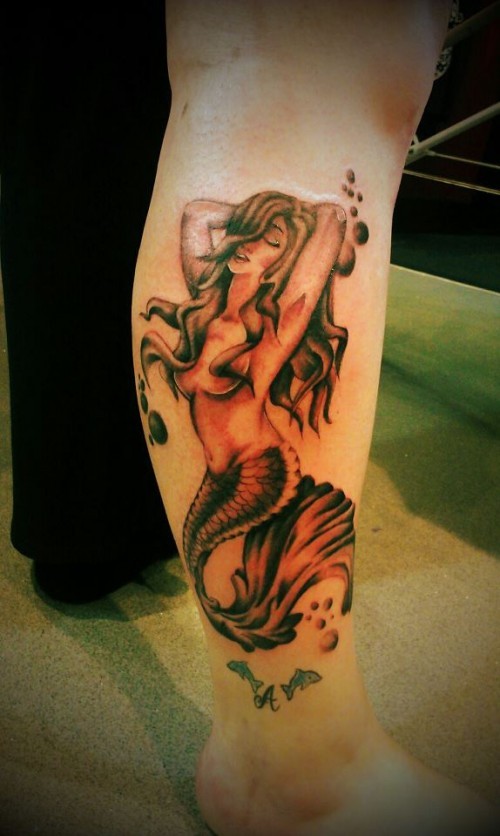 Schöne sexy Meerjungfrau Tattoo am Bein
