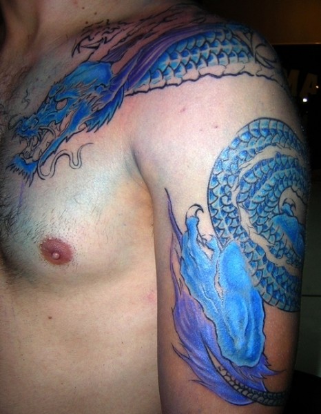 Tatuaggio simpatico sul braccio e sulla spalla il dragone blu azzurro