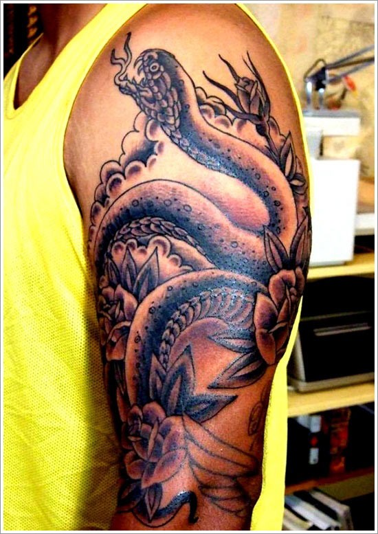 bellissimo serpente con rose tatuaggio avambraccio