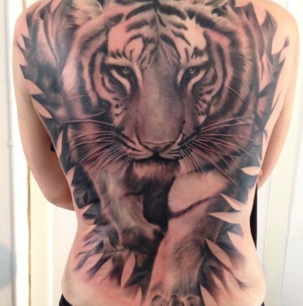 Tatuaje en la espalda, tigre calmado