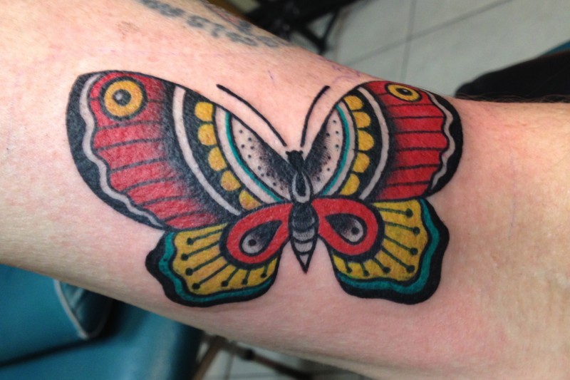 Schöner traditioneller Schmetterling Tattoo am Arm