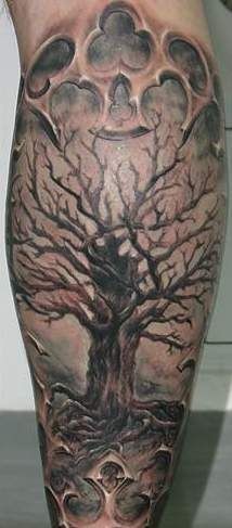 Wunderbares Tattoo mit Baum am Bein