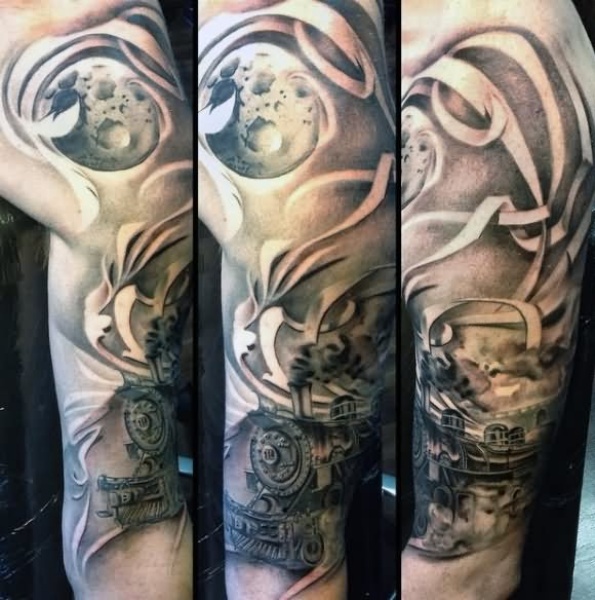 Bela tatuagem do braço superior do trem a vapor com a lua