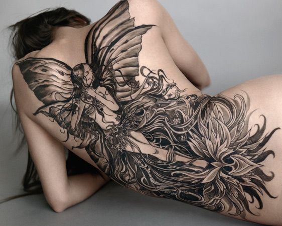 eccezionale molto dettagliato bianco e nero Tinkerbell con fiori tatuaggio pieno di schiena