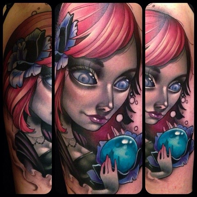 Tatuaje en el brazo, bruja linda con esfera azul magnífica