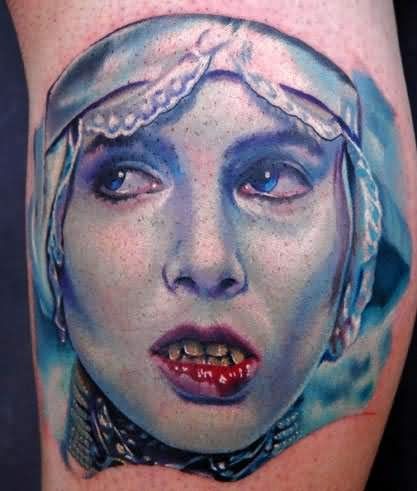 Tatuaje  de vampiresa  fea con el rostro pálido  en la pierna