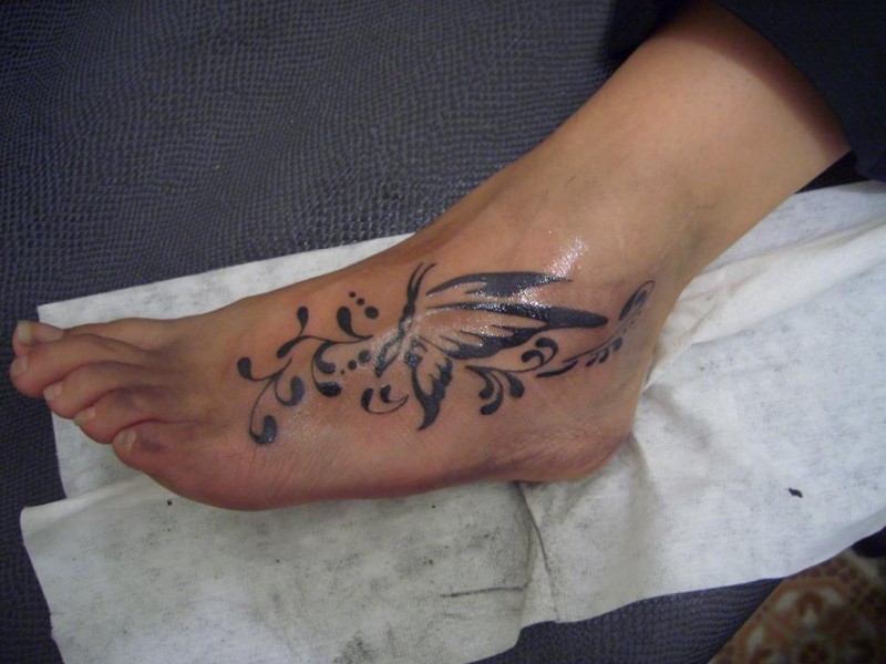 Tattoo von schönem Schmetterling auf dem Fuß für Mädels