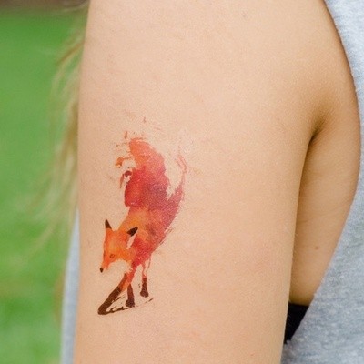 Tatuaggio piccolo sul braccio la volpe colorata