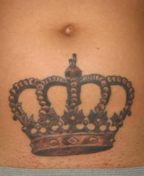 Tatuaje  de corona de hierro en el estómago