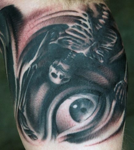 Großes schwarzes und weißes mystisches Auge mit Skelett Tattoo am Bizeps