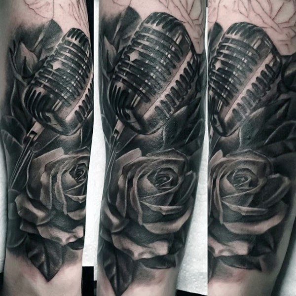 Enorme micrófono 3D con una rosa realizado en negro y blanco tatuaje en el brazo