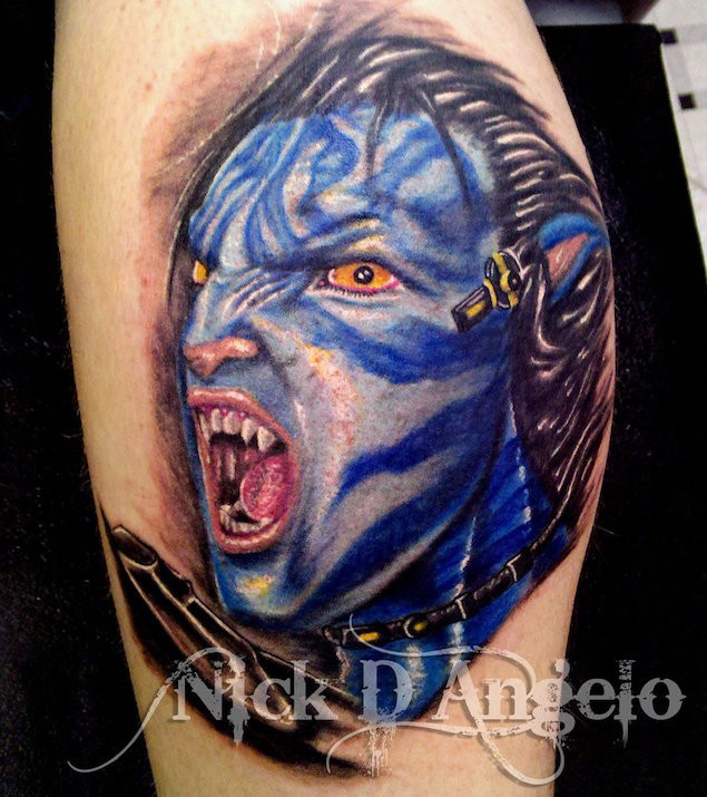 Großes 3D farbiges Porträt des Avatar Helden  Tattoo
