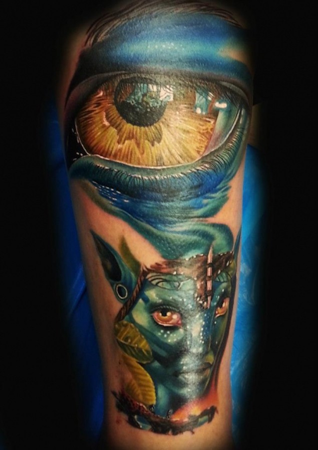 Tatuaje  de ojo enorme realista y mujer de Avatar