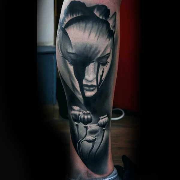 Tatuaje en la pierna, mujer misteriosa oscura y amapolas