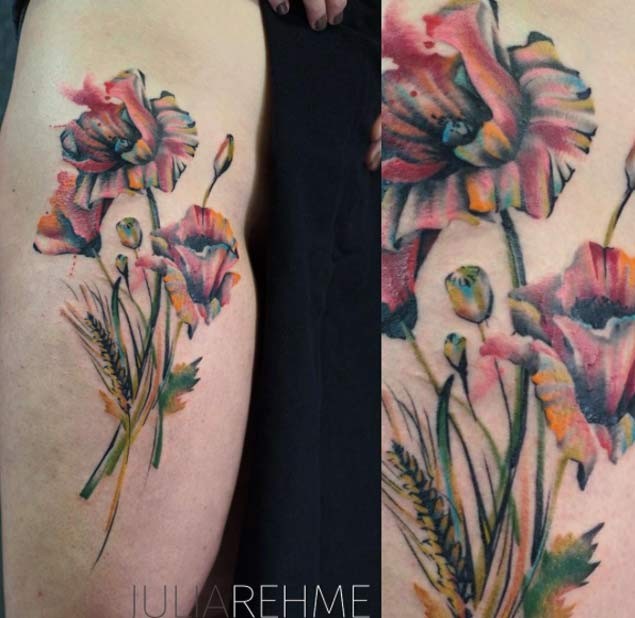 Großes abstraktes farbiges natürlich aussehendes Tattoo von Wildblumen