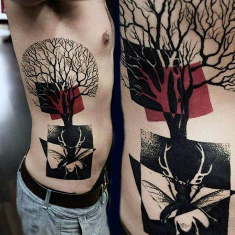 Tatuaje en el costado, árbol seco y escarabajo, estilo abstracto