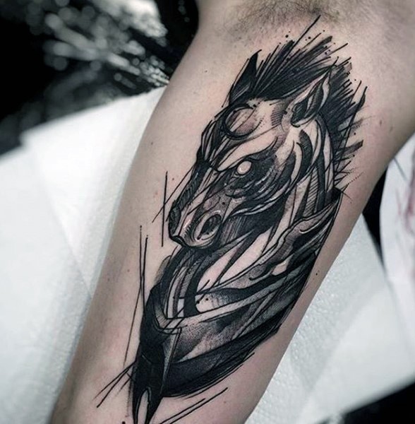 Tatuaje en el brazo, caballo demoniaco salvaje, tinta negra