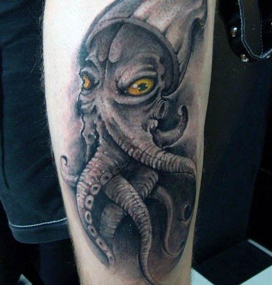 Großer Alien farbiger Tintenfisch Tattoo am Bein