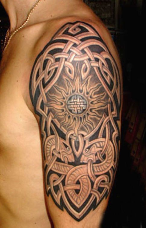 grande eccezionale tatuaggio in stile irlandese su spalla