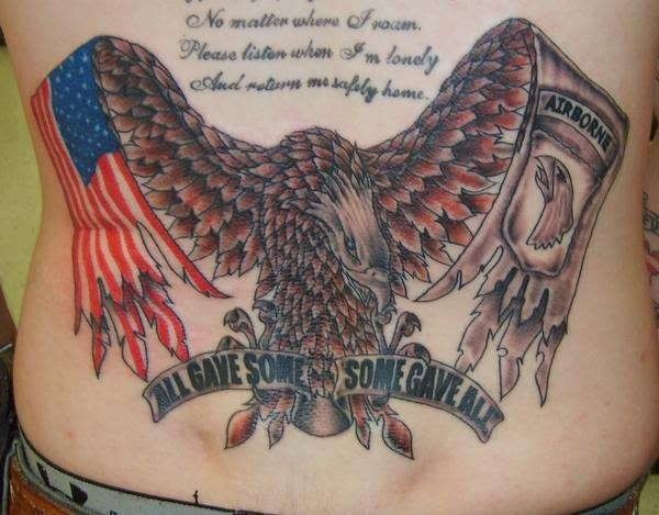 Tatuaggio grande in stile dei militari americani sulla pancia