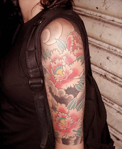 Big arm oldschool tattoo with colored flowers