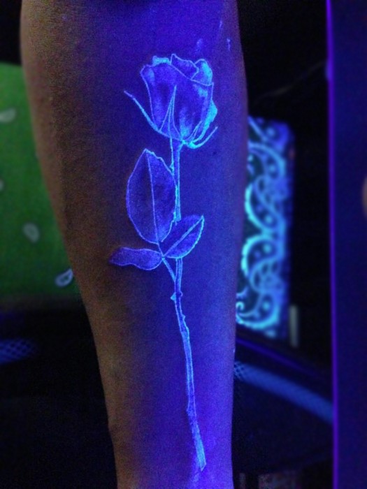 Tatuaje en el antebrazo, rosa magnífica de tinta ultravioleta