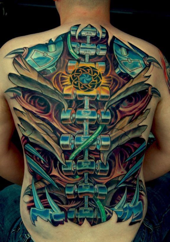 Großes biomechanisches Tattoo am Rücken