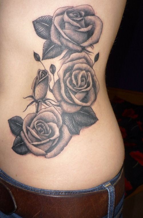 Großes Tattoo mit schwarzen und grauen Rosen an der Seite