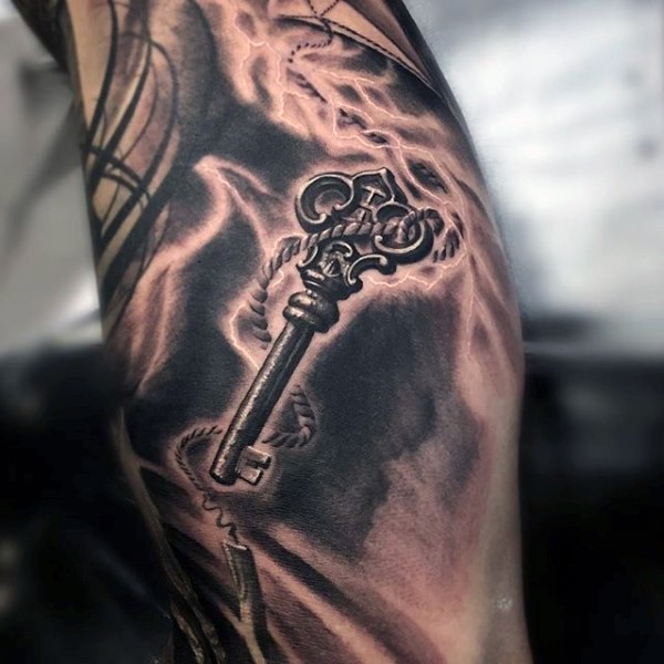 Großer schwarzer und weißer 3D antiker Schlüssel Tattoo am Arm