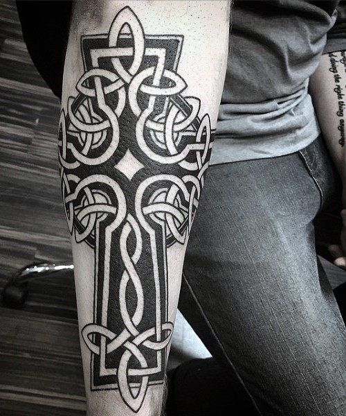 Tatuaje en el antebrazo,
cruz celta grande fascinante, colores negro blanco