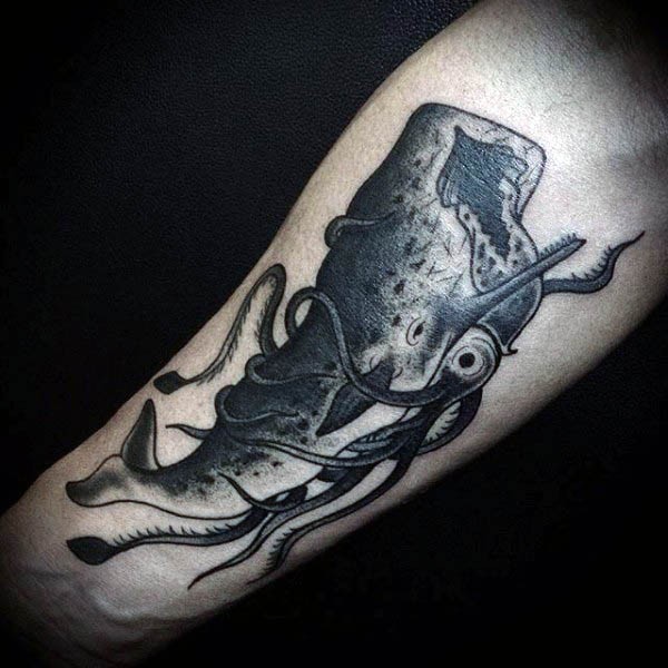 grande nero e bianco dettagliato calamaro e balena tatuaggio su braccio