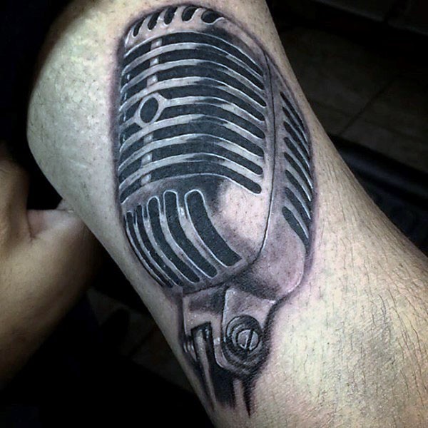 Tatuaje en la pierna, micrófono retro detallado