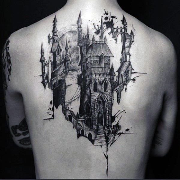 Tatuaje en la espalda, castillo espléndido oscuro de colores negro y blanco