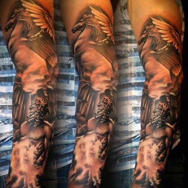 Tatuaje en el brazo, guerrero y caballo de Grecia