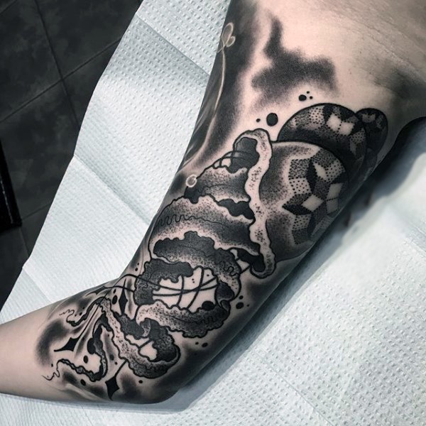 Großes schwarzes und weißes hausgemachtes Tattoo mit Qualle am Arm