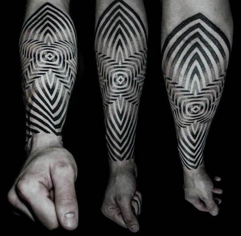 grande  nero e bianco ipnotico ornamento tatuaggio su braccio