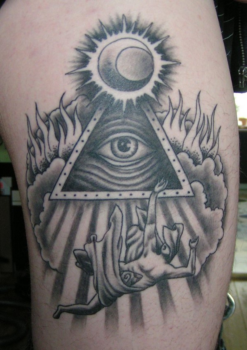 grande nero e bianco disegno mistico massonico  tatuaggio su coscia