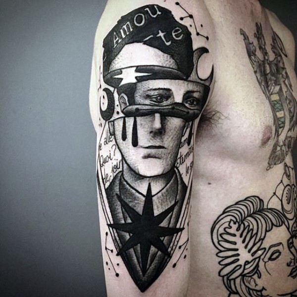 Tatuaje en el hombro,
retrato extraordinario de hombre