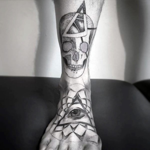 Großes schwarzes und weißes mystisches Tattoo am Bein